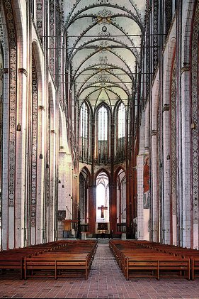 Blick durch das gesamte Hauptschiff auf den Altar von St. Marien
