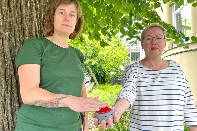 Zwei Frauen stehen unter einem Baum - Copyright: Bastian Modrow