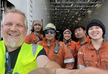 Ein Mann auf einem Schiff mit anderen Personen - Copyright: Seemannsmission Lübeck