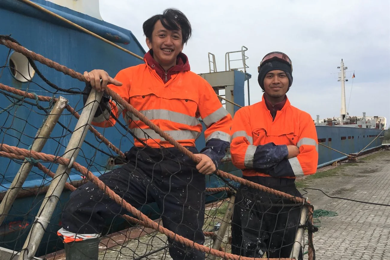 Zwei Menschen auf einem Schiff
