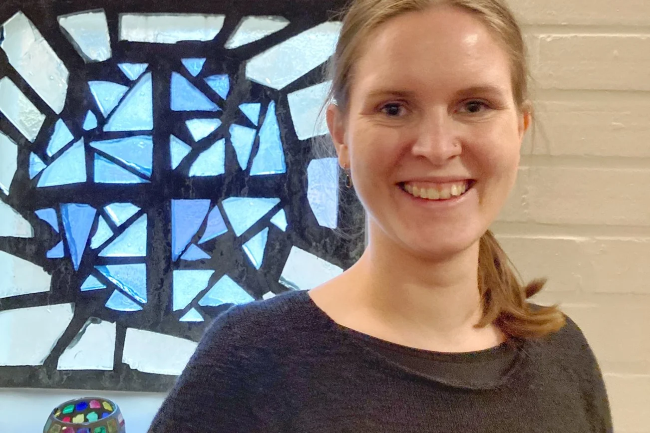 Eine Frau in einer Kirche