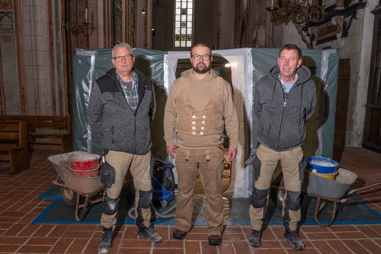 Drei Männer auf einer Baustelle in einer Kirche - Copyright: Oliver Beck 