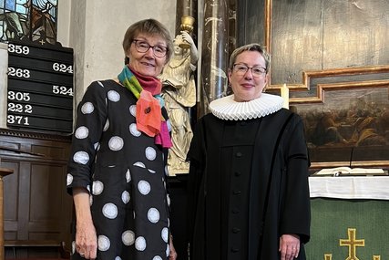 Zwei Frauen in einer Kirche - Copyright: KKLL