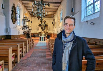 Ein Mann steht in einer Kirche - Copyright: Oliver Pries