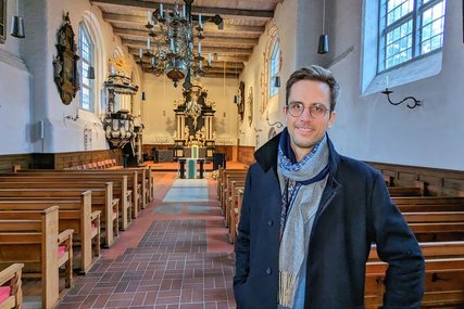 Ein Mann steht in einer Kirche - Copyright: Oliver Pries