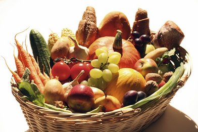 Weidenkorb gefüllt mit Obst und Gemüse - Copyright:  Foto: epd bild