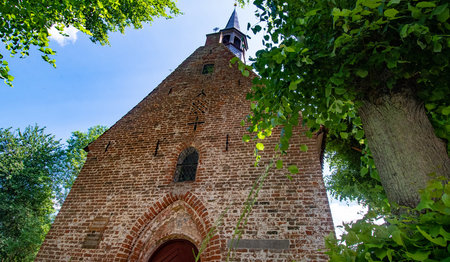 Eine Kapelle im Sommer von außen