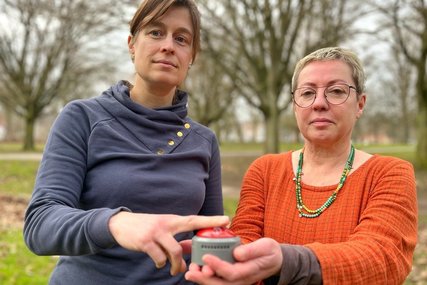 Sei Frauen stehen mit einem Alarmbutton in einem Park - Copyright: Bastian Modrow