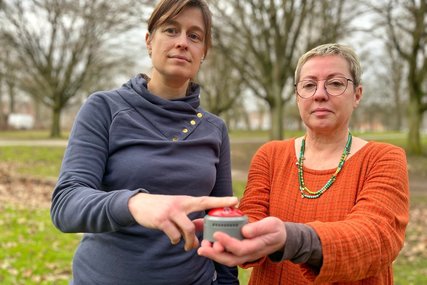 Sei Frauen stehen mit einem Alarmbutton in einem Park - Copyright: Bastian Modrow