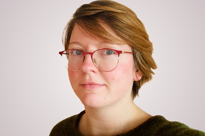 Junge Frau schaut in die Kamera - Copyright: Sophie Hobert