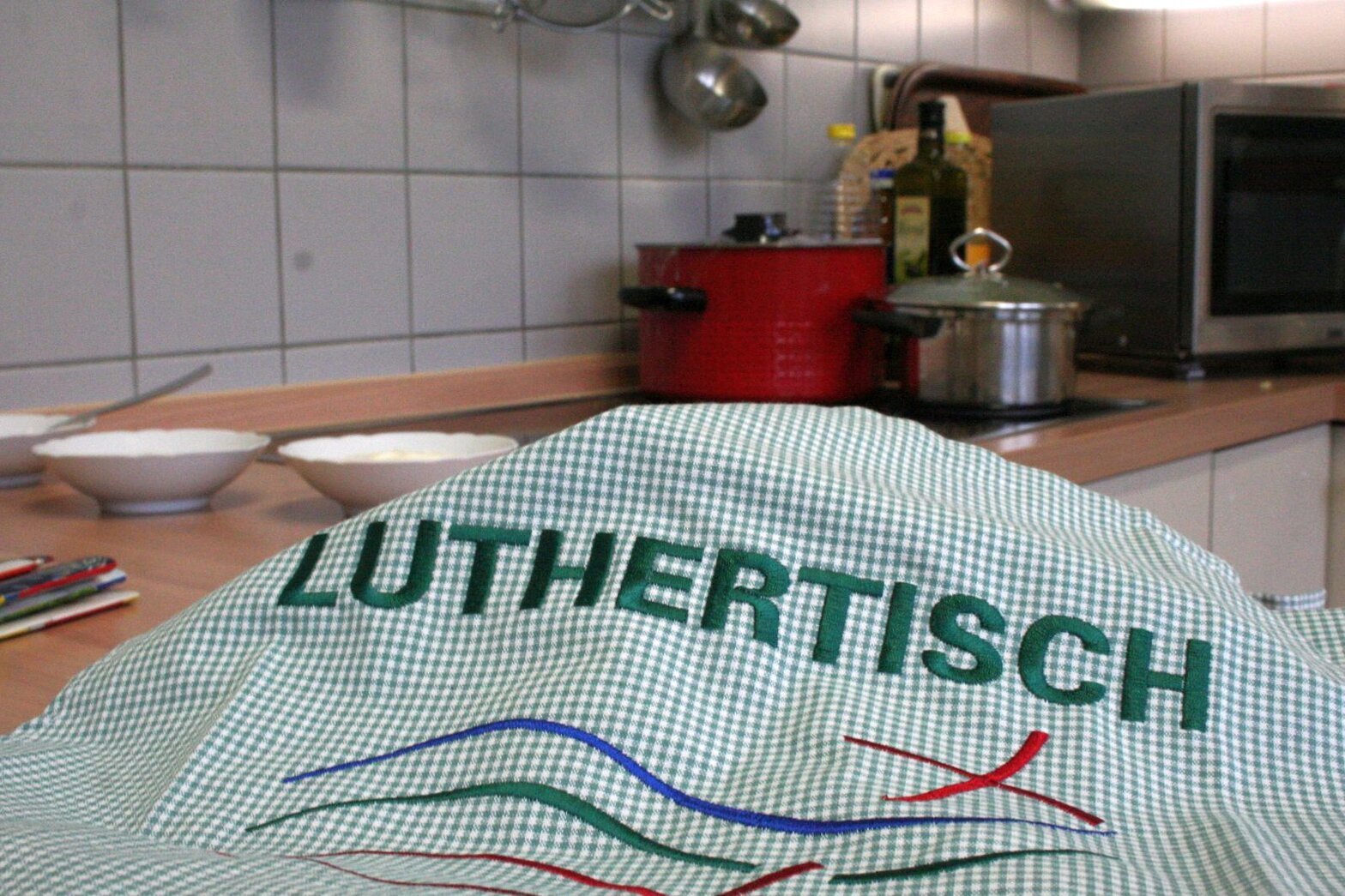 Ein Tuch mit der Aufschrift Luthertisch liegt in einer Küche.