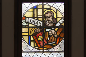 Blick von innen auf ein Bleiglas-Fenster in der Heilig-Geist-Kirche Wohltorf