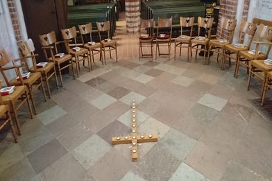 Stuhlkreis im Altarraum der St. Johanniskirche - Copyright: Barbara Wagner