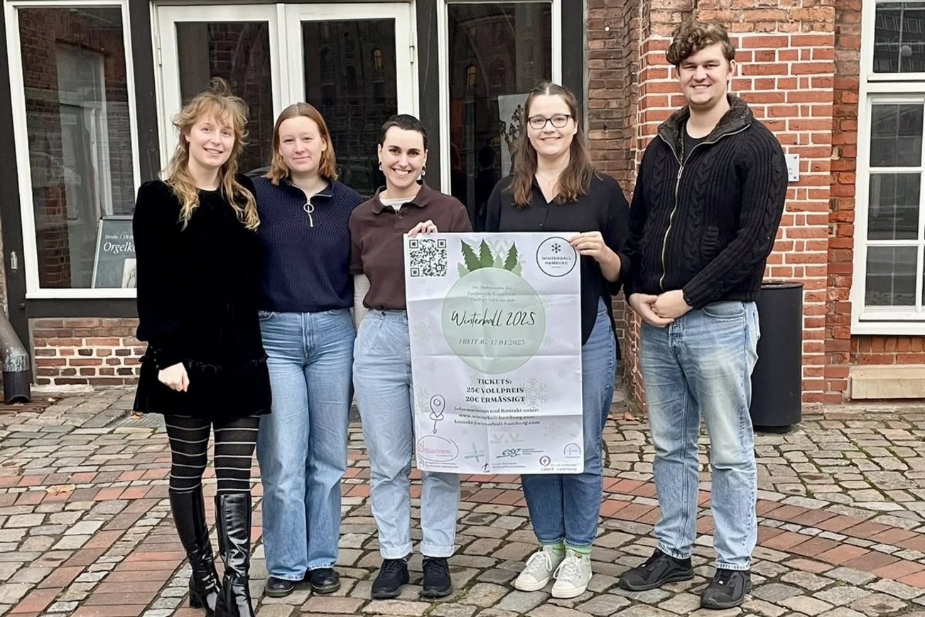 Menschen mit einem Plakat stehe vor einem Gebäude