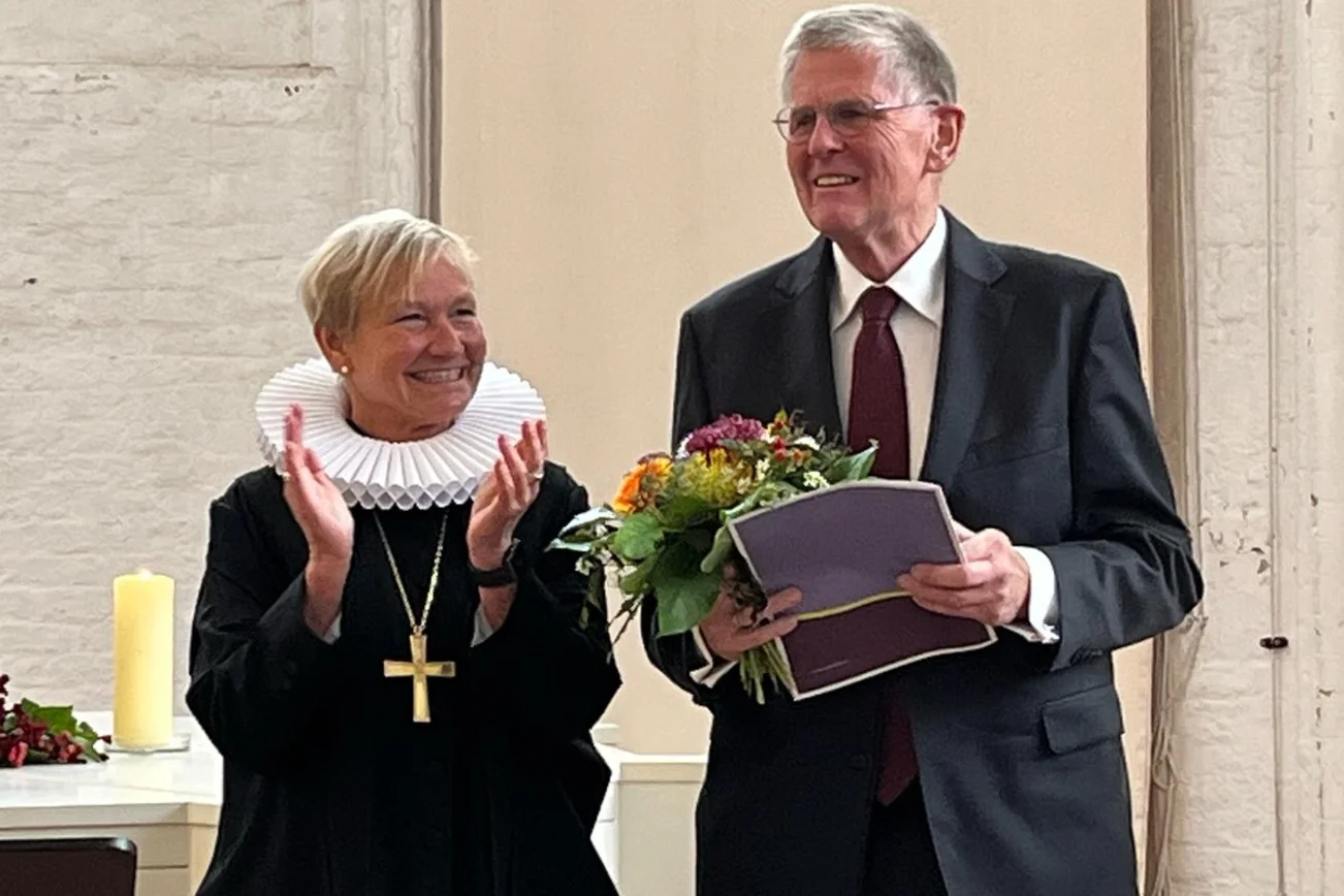 Zwei Personen in einer Kirche