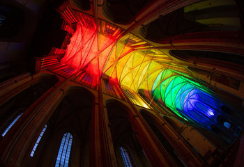 Blick in eine bunt illuminierte Kirche - Copyright: Bastian Modrow