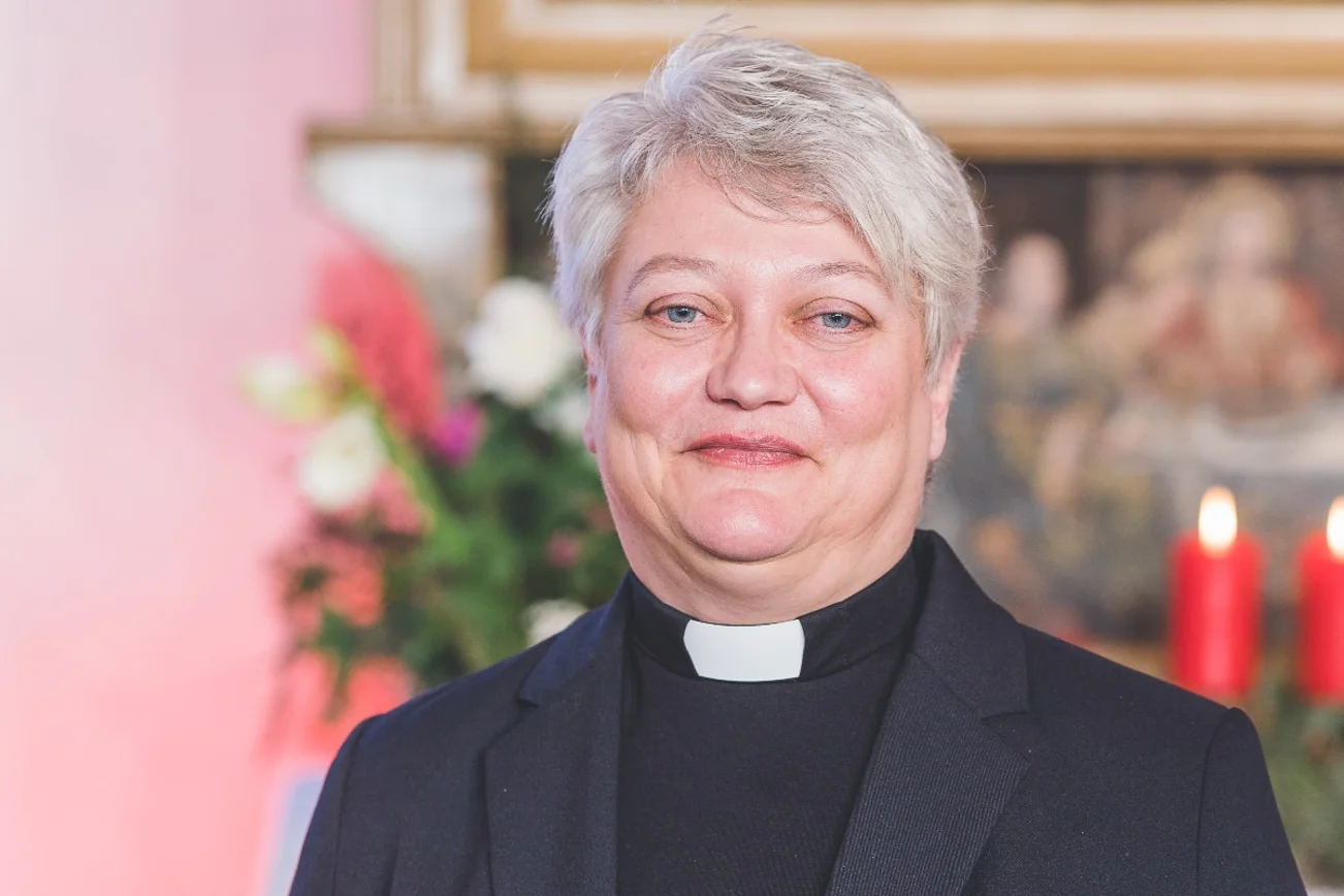 Eine Frau mit schwarzer Oberbekleitung.