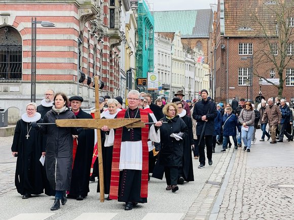 Menschen mit einem Kreuz