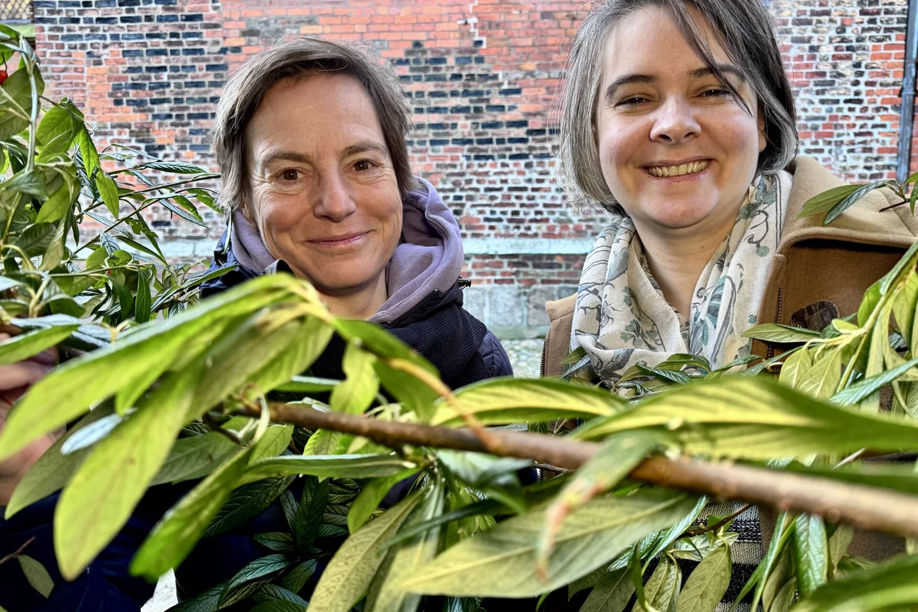 Zwei Frauen schauen in die Kamera