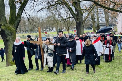 Menschen mit einem Kreuz - Copyright: Steffi Niemann