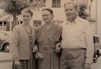 Ein altes Bild mit drei Personen - Copyright: Uni-Archiv Mainz/privat 