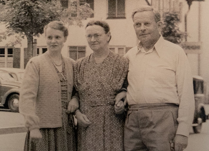 Ein altes Bild mit drei Personen