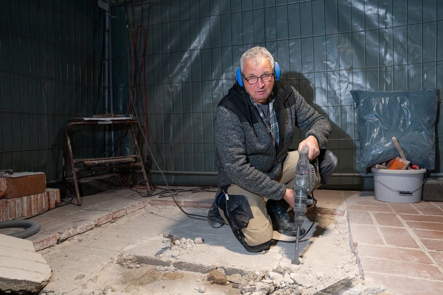 Ein Mann schaut auf eine Baustelle - Copyright: Oliver Beck