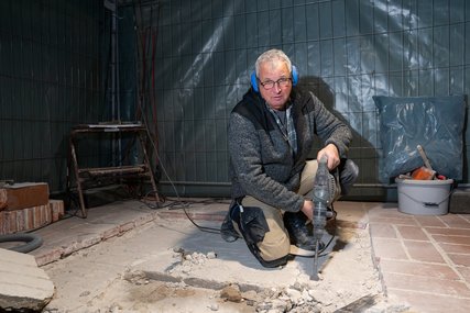 Ein Mann schaut auf eine Baustelle - Copyright: Oliver Beck