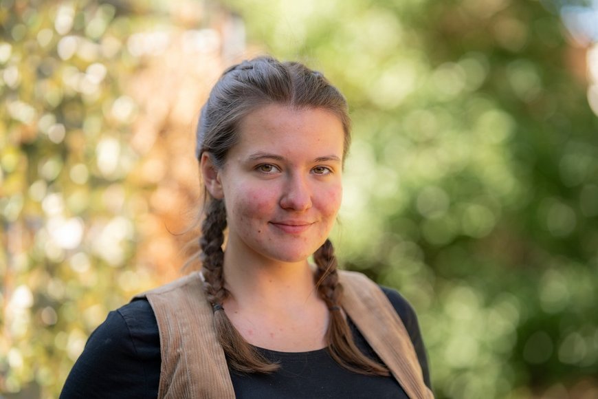 Eine Frau schaut in die Kamera - Copyright: Oliver Beck 