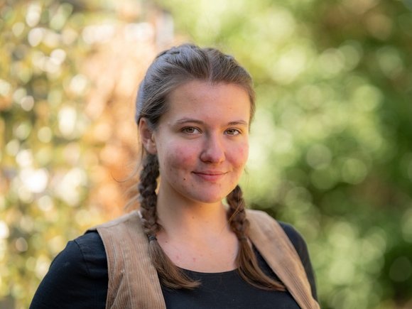 Eine Frau schaut in die Kamera