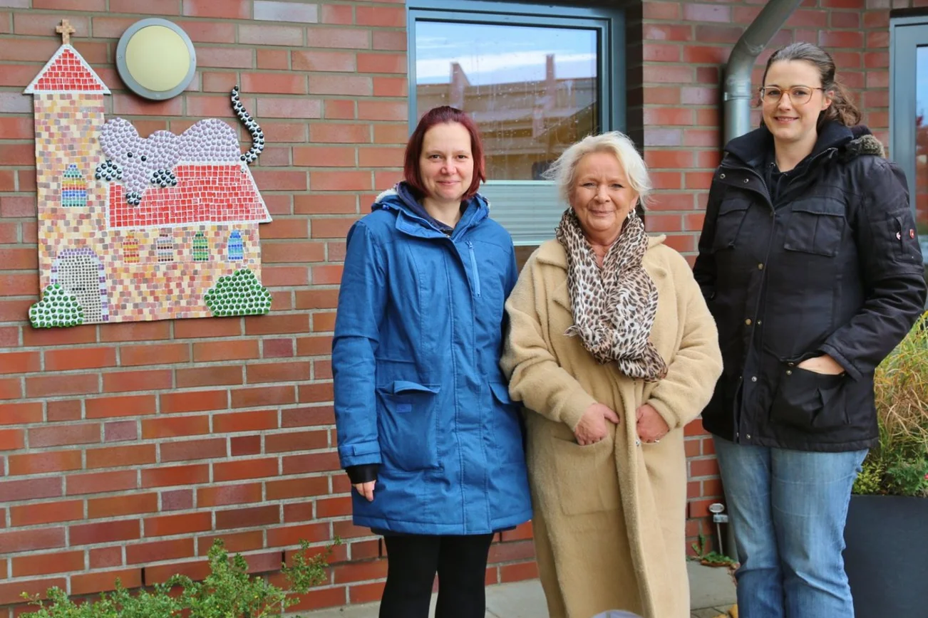 Menschen vor einem Gebäude