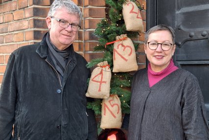 Zwei Menschen vor einer Kirche im Advent - Copyright: Katholische Pfarrei