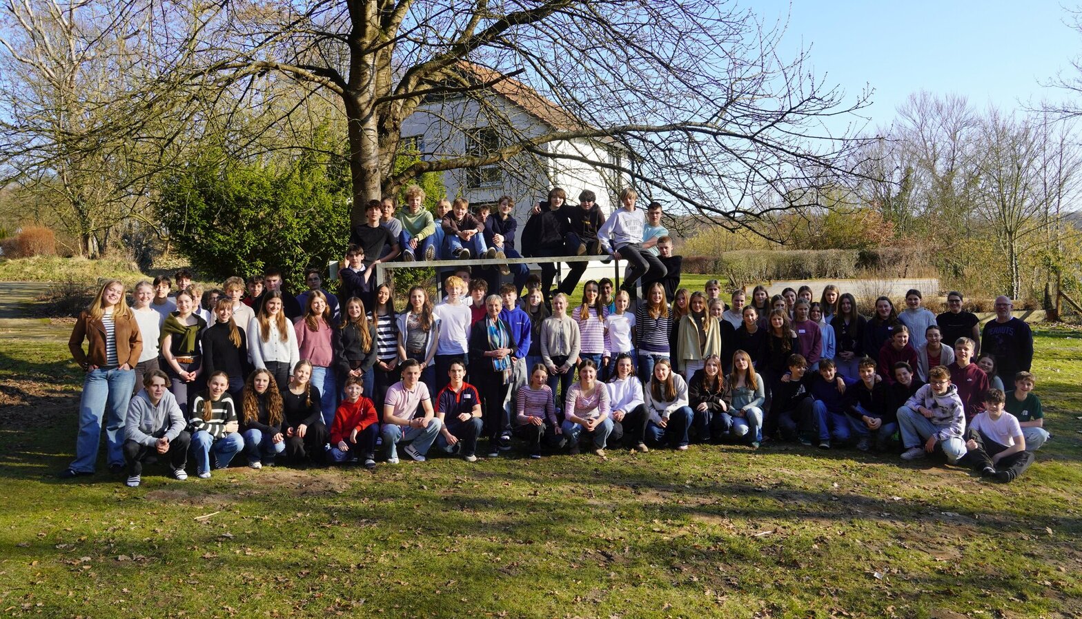 Großes Gruppenbild mit vielen Jugendlichen im Freien.