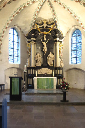 Blick auf den Altarbereich in St. Georg
