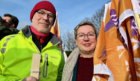 Demo gegen rechts, zwei menschen 