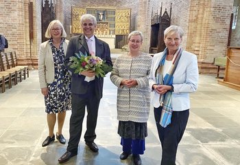 Vier Personen stehen freudig in einer Kirche - Copyright: Carsten Papendick