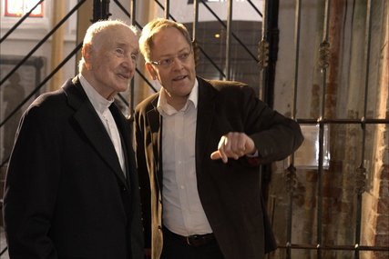 Zwei Männer in einer Kirche - Copyright: Oliver Beck