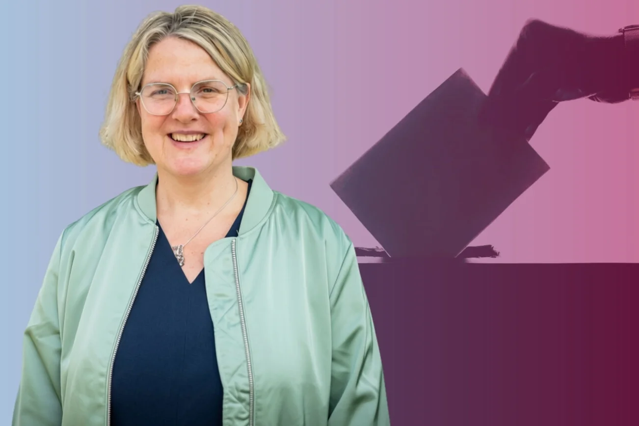 Eine Frau vor einer Wahlurne