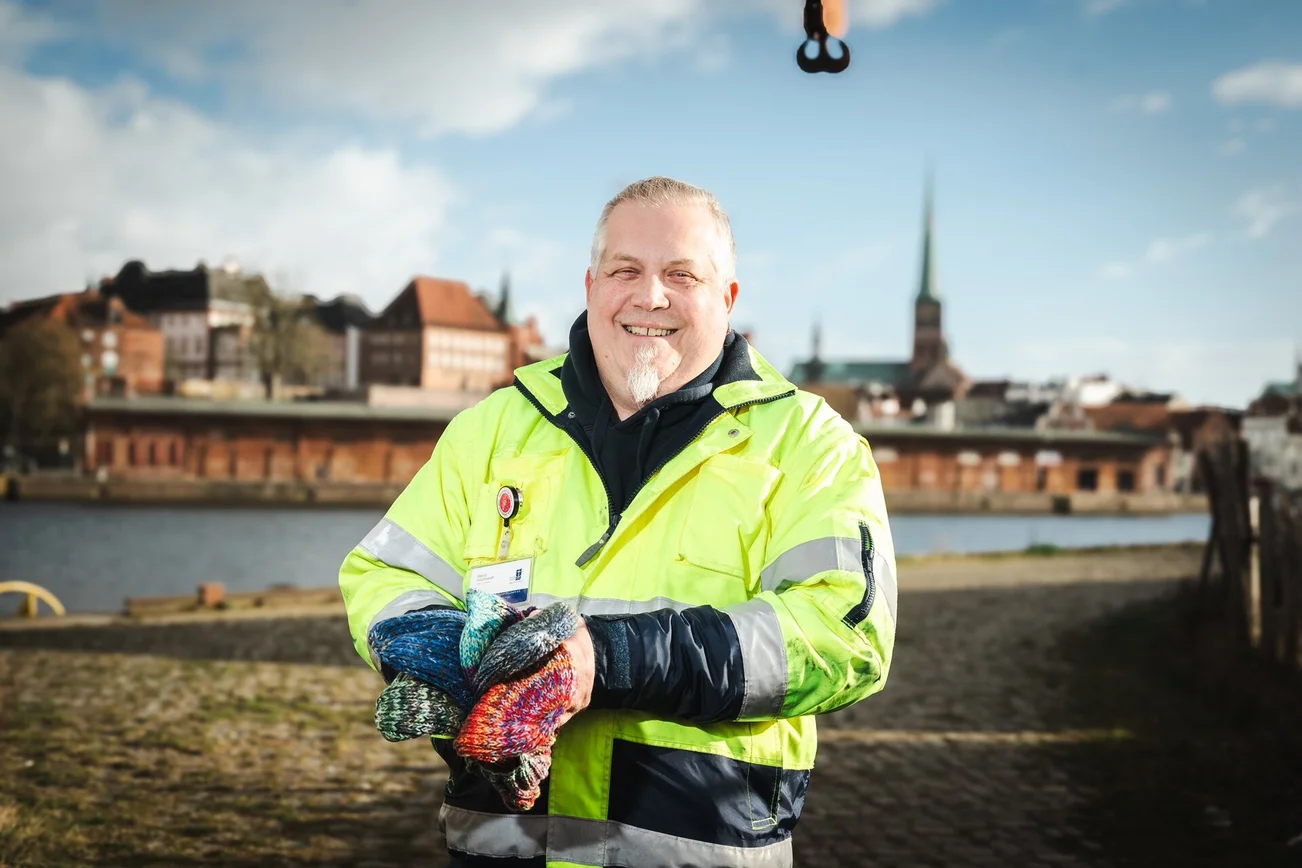 Ein Mann steht vor der Altstadt Lübecks