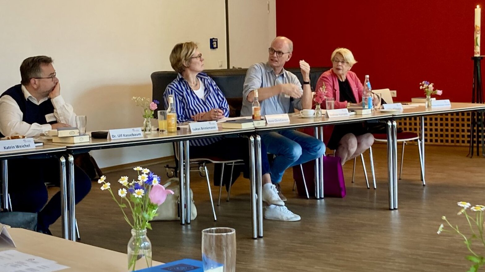 Menschen sitzen an einem Tisch