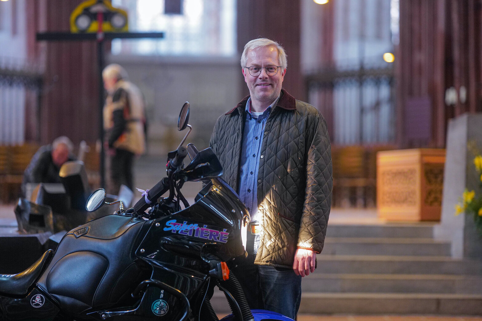 Ein Mann steht in einer Kirche