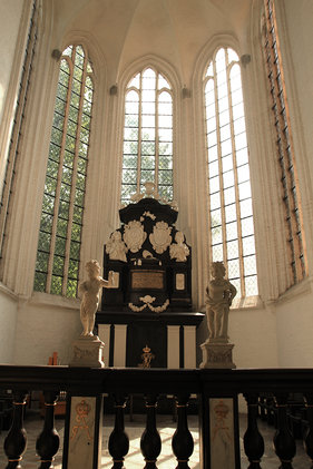 Blick in eine Seitenkapelle mit hohen Fenstern und verziertem Altar