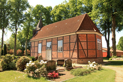 Gräber vor der St.-Marien-Kirche in Worth