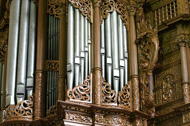 Blick von vorne auf einen Ausschnitt der Orgel in St. Aegidien