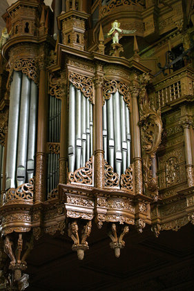 Blick von vorne auf einen Ausschnitt der Orgel in St. Aegidien