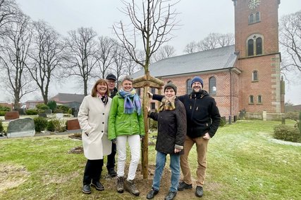Menschen stehen auf einem Friedhof - Copyright: Kirchengemeinde Hohenhorn