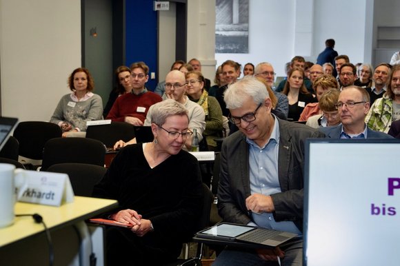 Zwei menschen im Gespräch