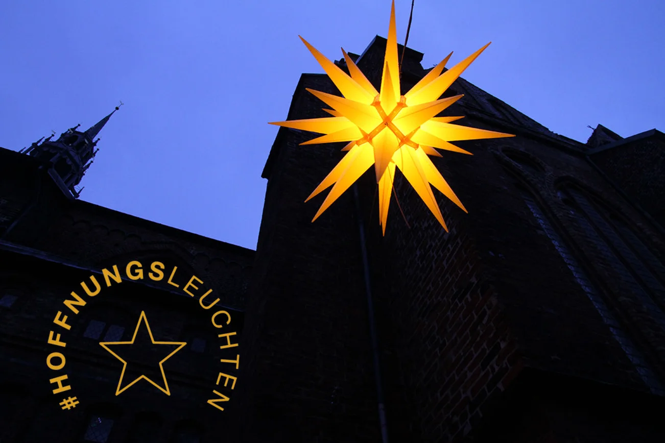 Ein Herrnhuter Stern in der Abenddämmerung vor einer Kirche, das Logo der Aktion ist unten links.