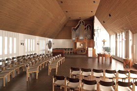 Blick auf den gesamten Innenraum der Martin-Luther-Kirche Wentorf