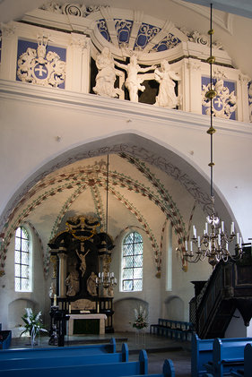 Blick auf den Altarbereich mit der Chorscheidewand in St. Georg